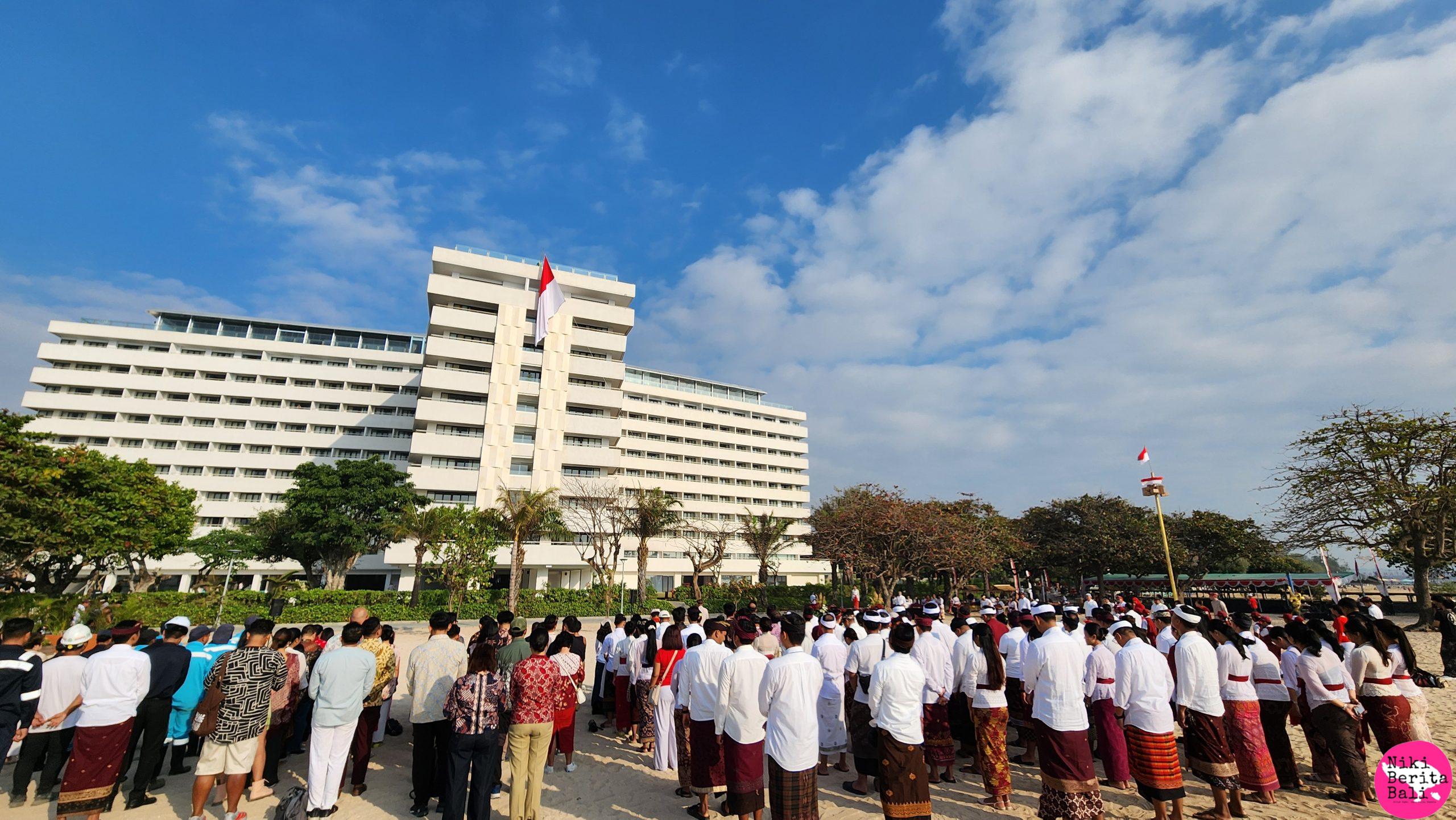 Bendera Raksasa Berkibar di Sanur, Wisatawan Asing Ikuti Upacara HUT ke-81 RI